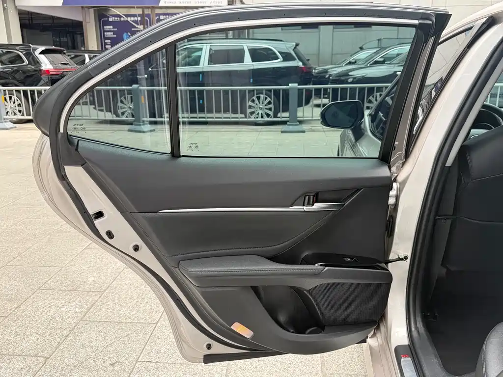 Toyota Camry 2021 — фото 18