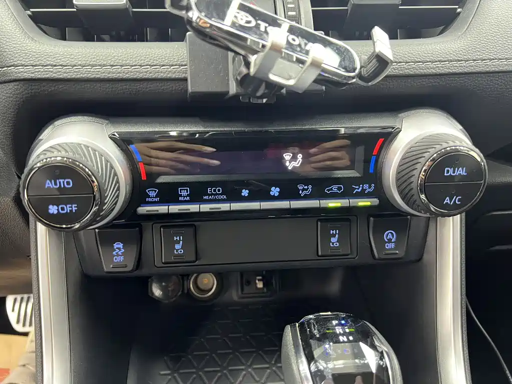 Toyota RAV4 2021 — фото 16