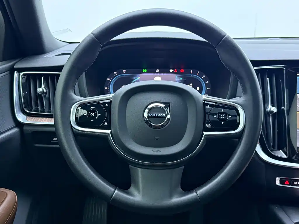 Volvo S60 2023 — фото 21