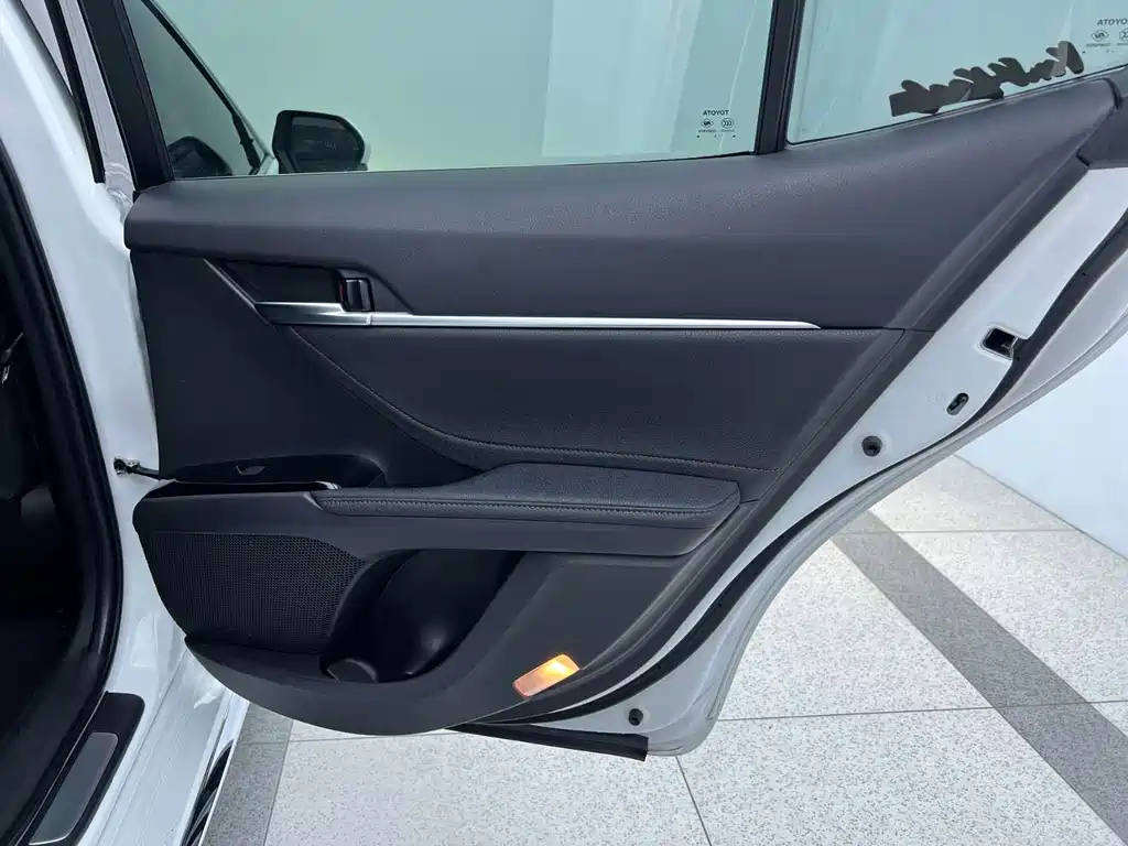 Toyota Camry 2023 — фото 13
