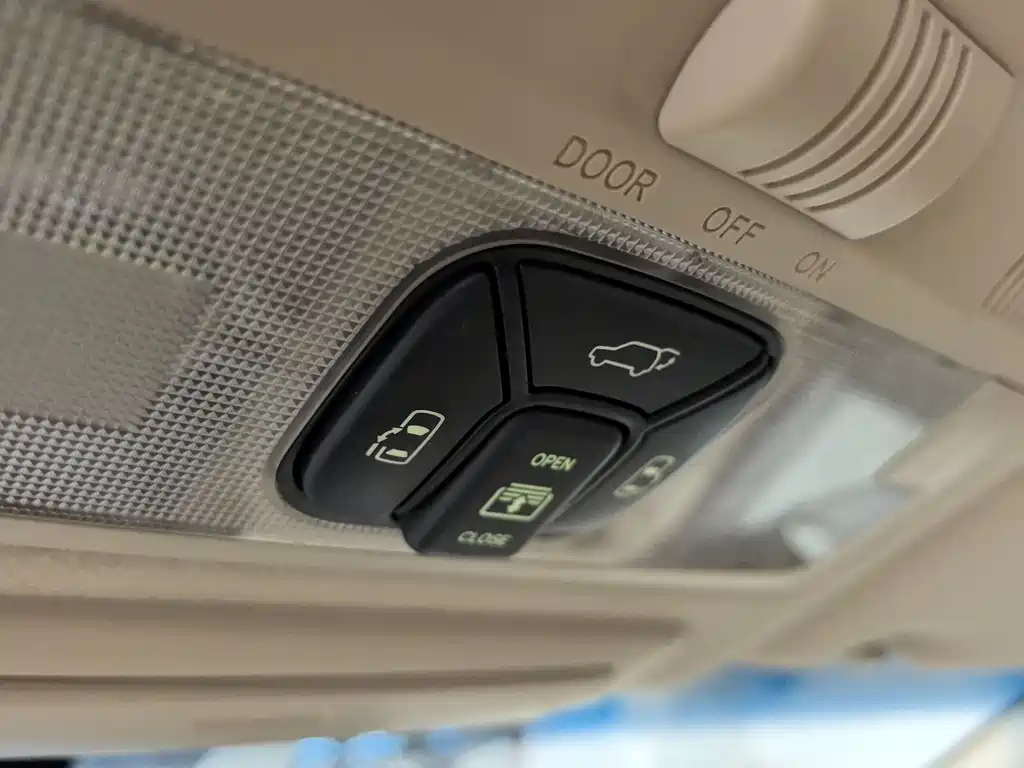 Toyota Previa 2017 — фото 13