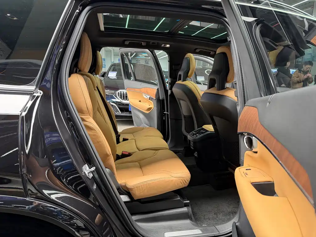 Volvo XC90 2018 — фото 16