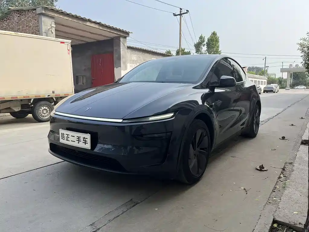 Tesla Model Y 2025