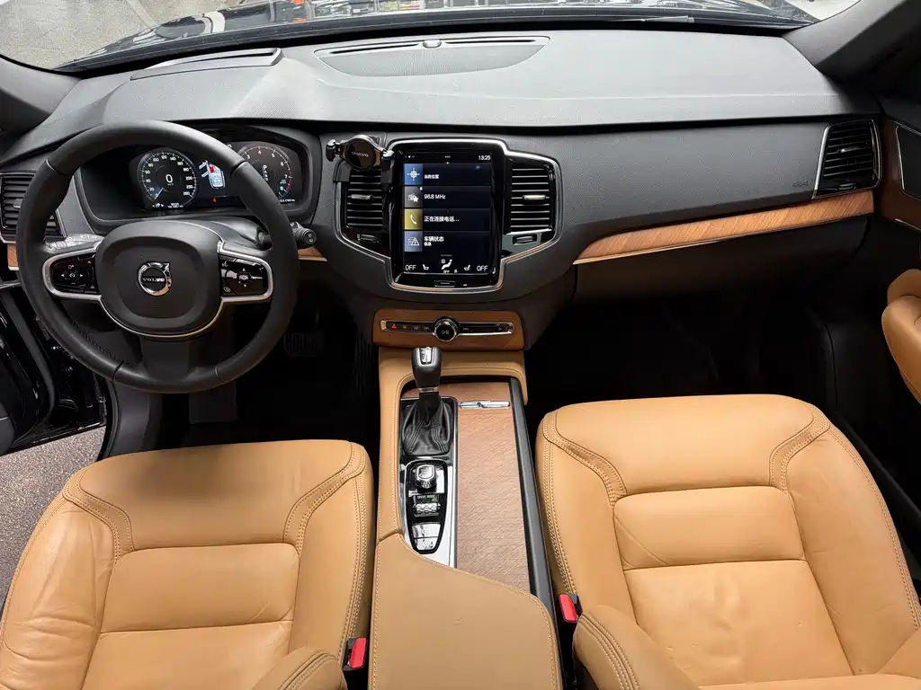 Volvo XC90 2018 — фото 12