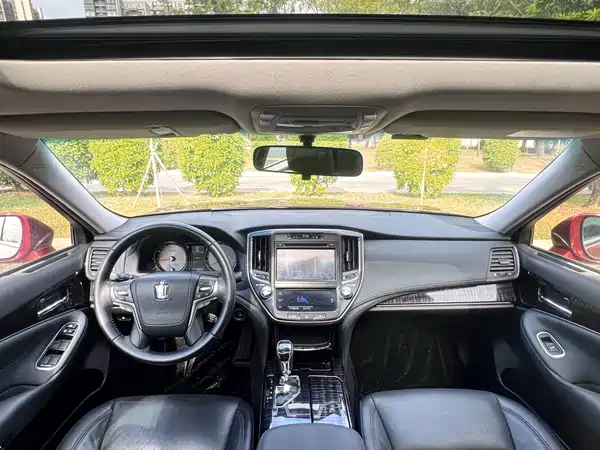 Toyota Crown 2015
