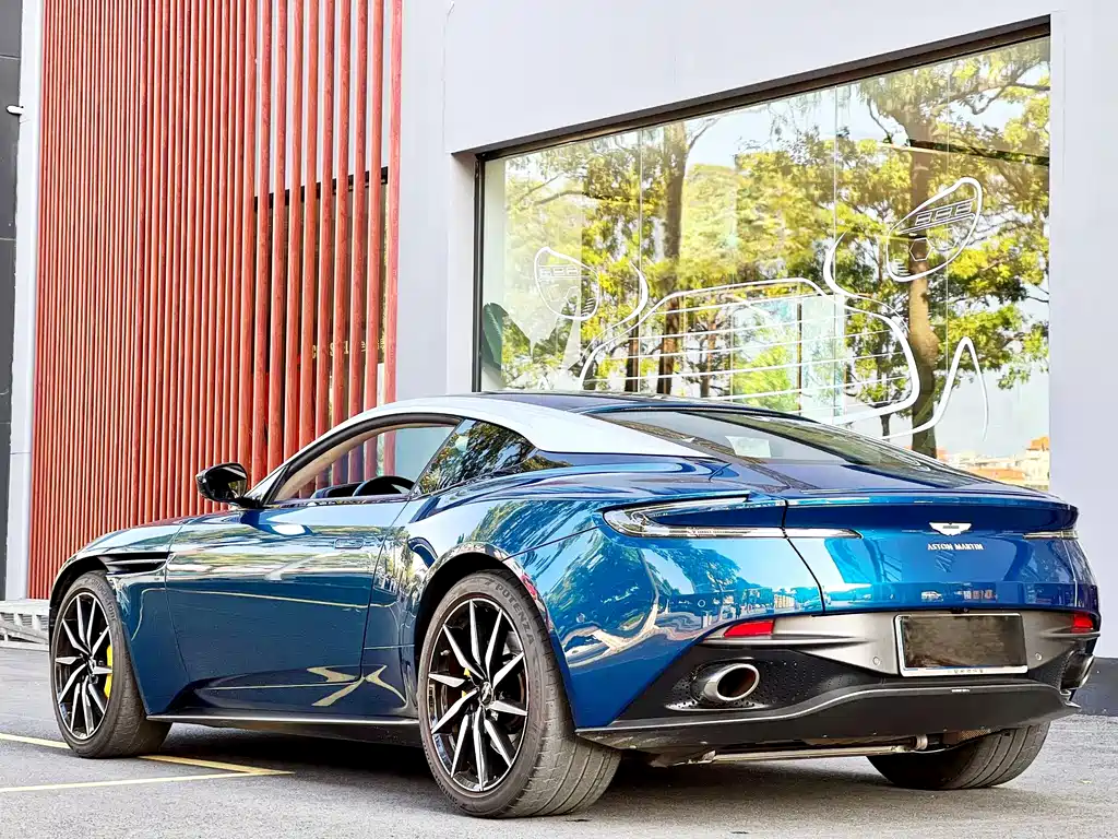 Aston Martin DB11 2020 — фото 6