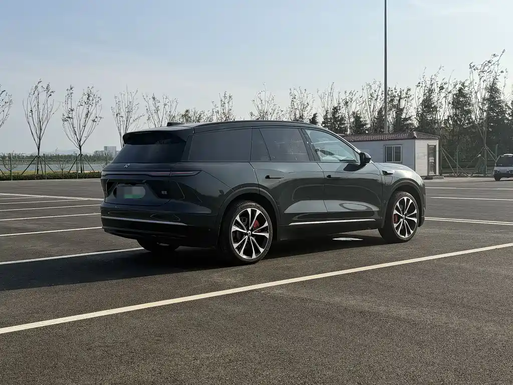 NIO ES8 2025