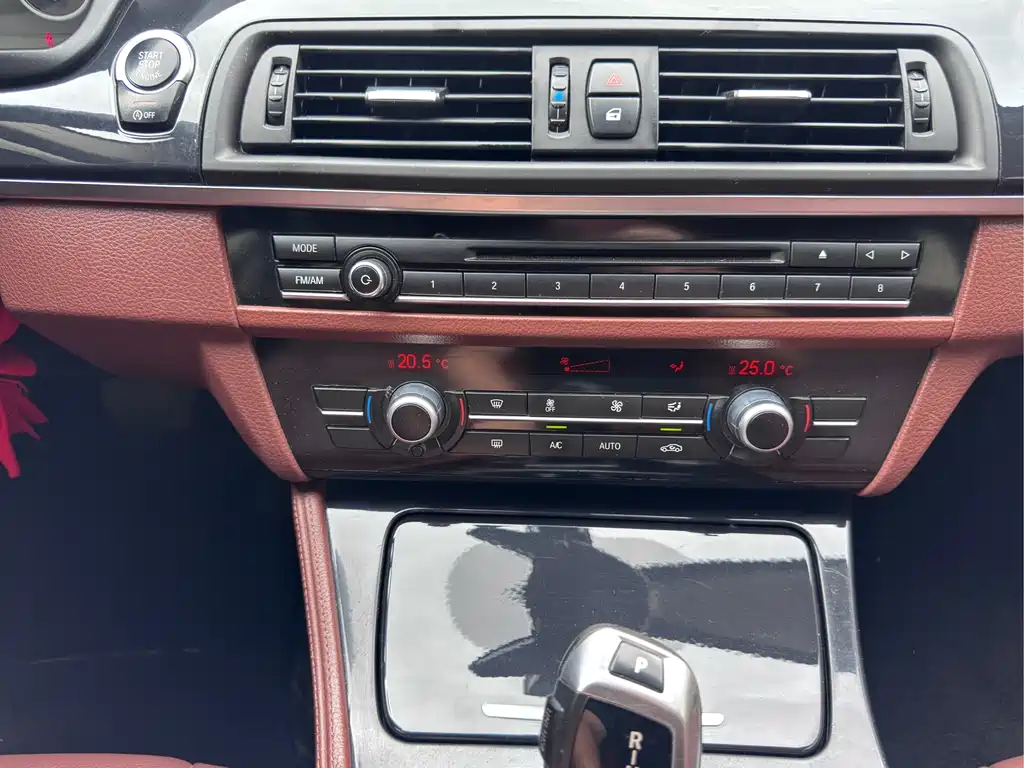 BMW 5 Series 2015 — фото 15