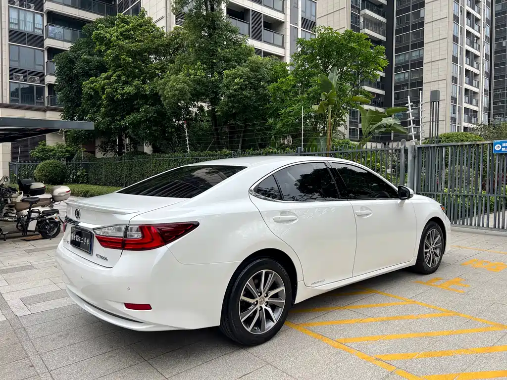 Lexus ES 2018 — фото 7