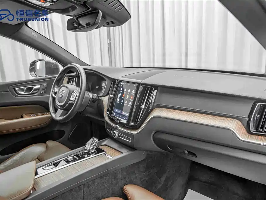 Volvo XC60 2022 — фото 14