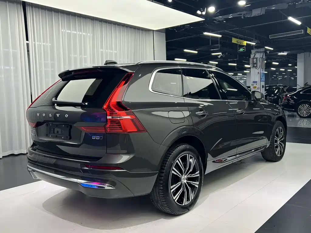 Volvo XC60 2022 — фото 9