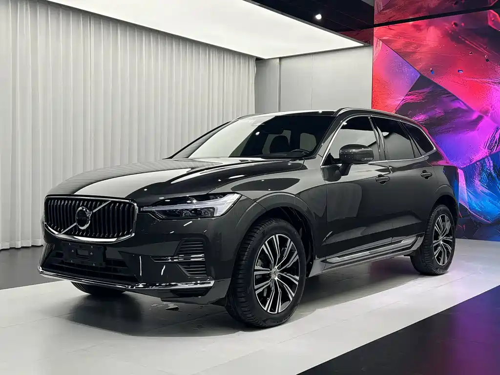 Volvo XC60 2022 — фото 1