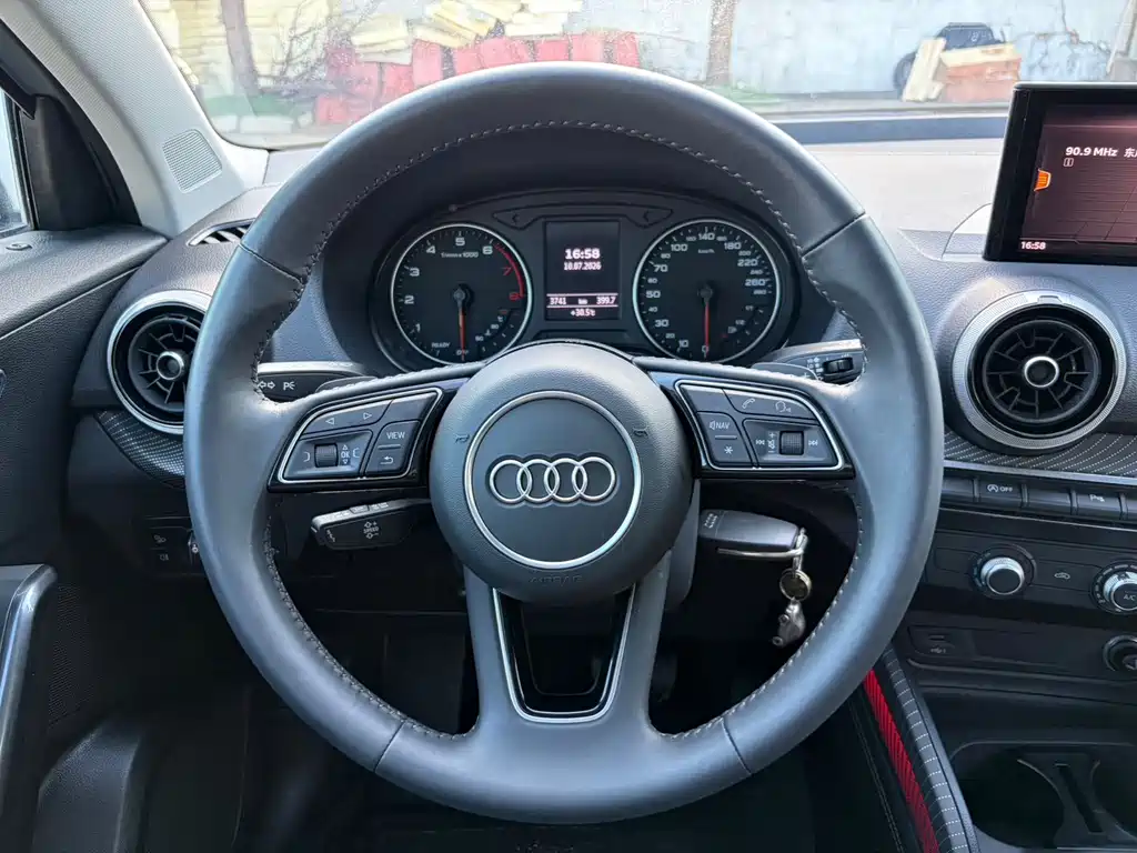 Audi Q2L 2021 — фото 15