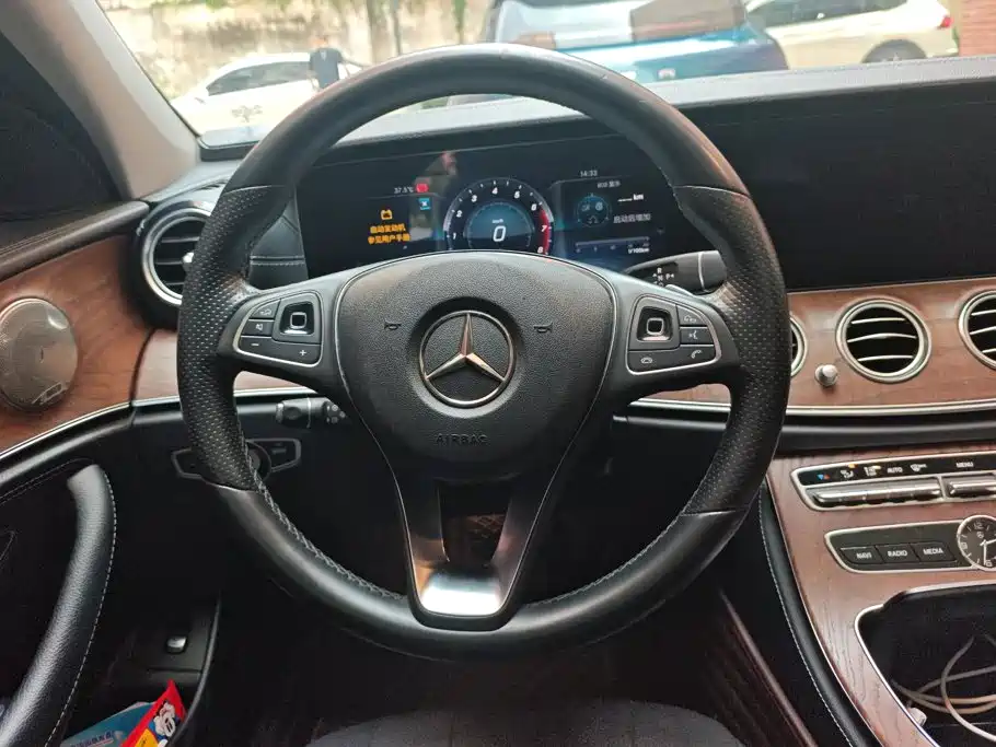 Mercedes-Benz E-Class 2018 — фото 15