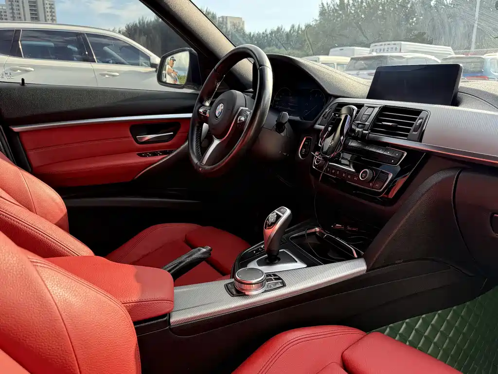 BMW 3 Series 2019 — фото 18