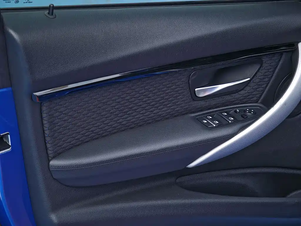 BMW 3 Series 2017 — фото 15