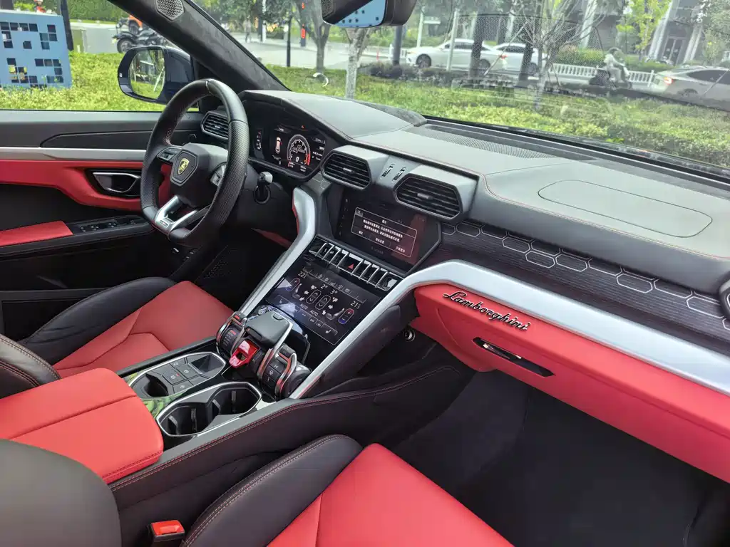 Lamborghini Urus 2019 — фото 10