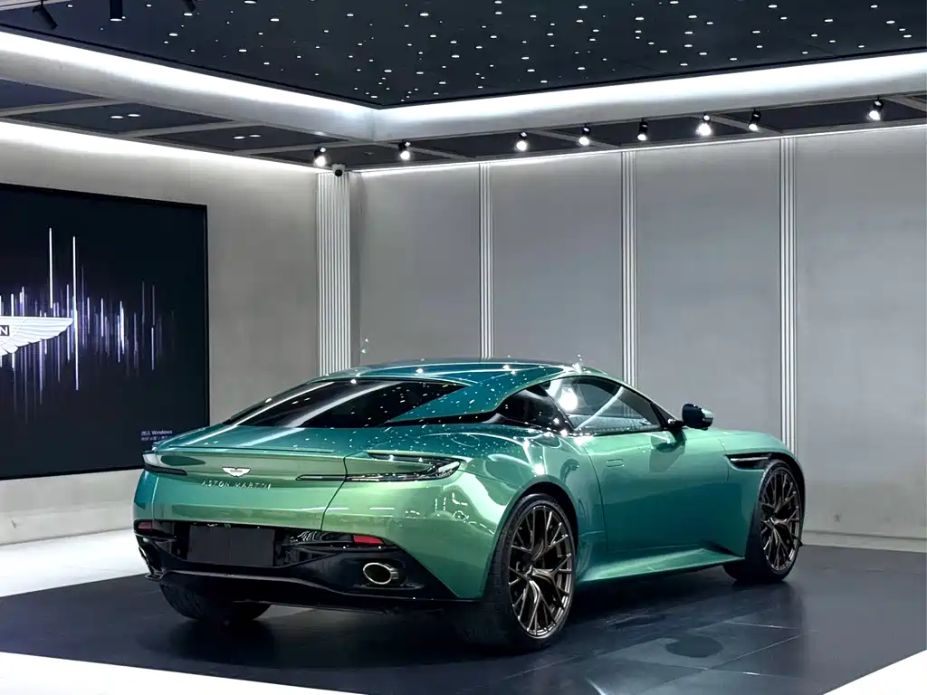 Aston Martin DB12 2025 — фото 7