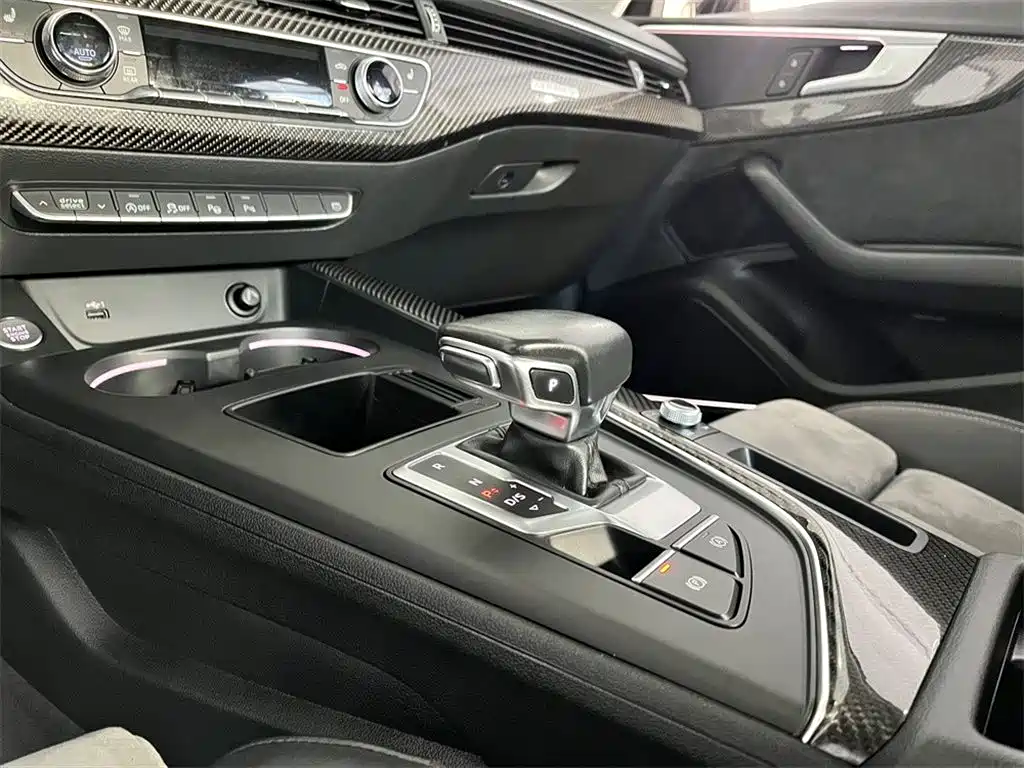 Audi A4L 2020 — фото 12