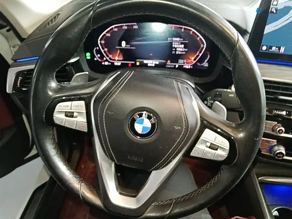 BMW 5 Series 2022 — фото 11