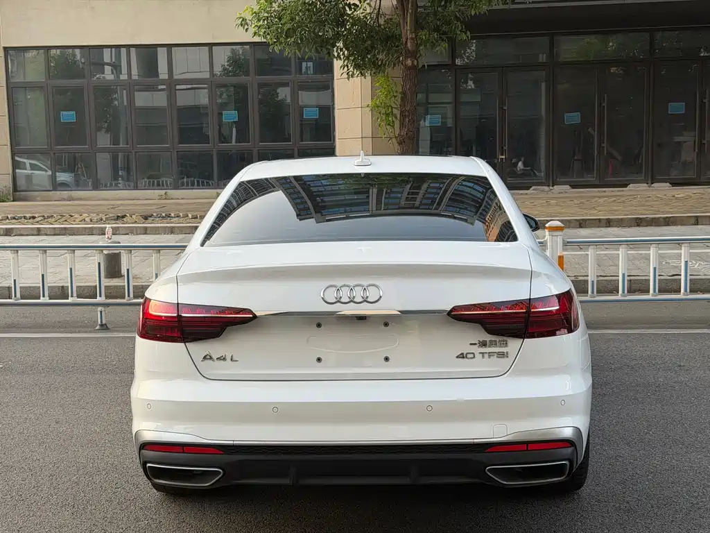 Audi A4L 2023 — фото 12