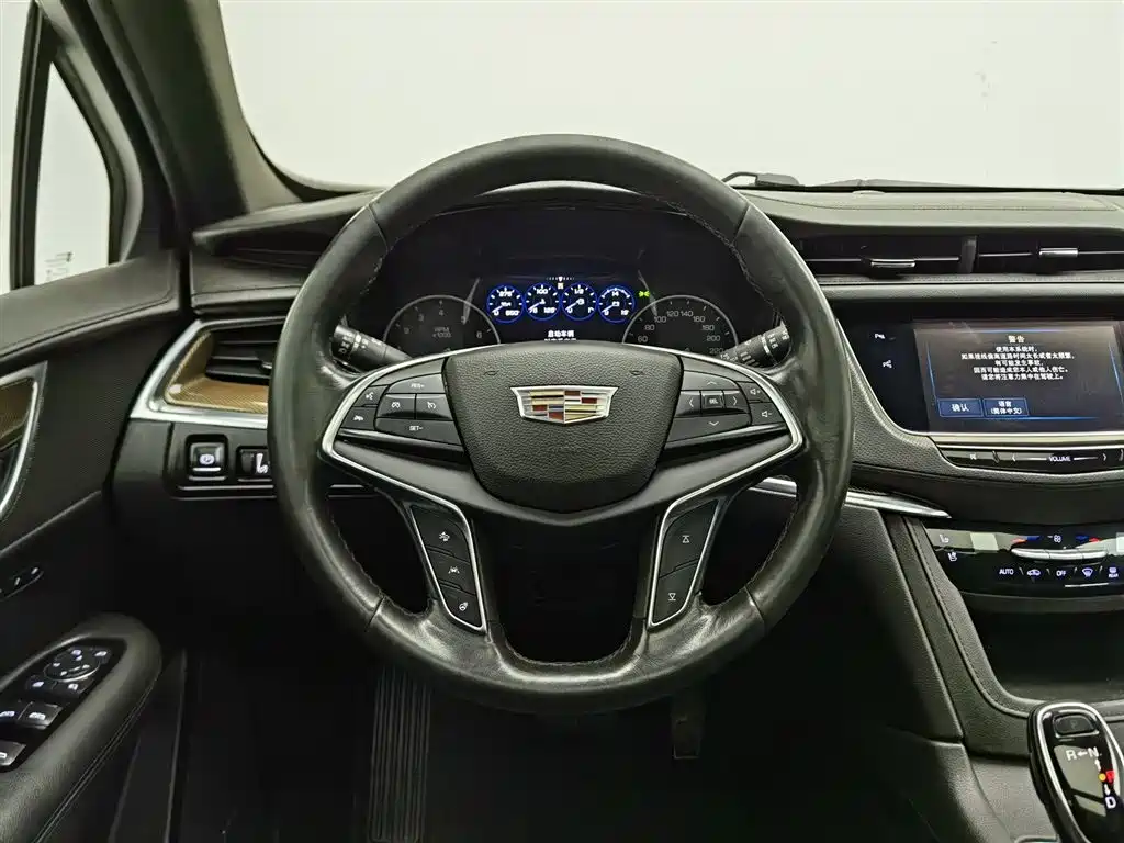 Cadillac XT5 2017 — фото 11