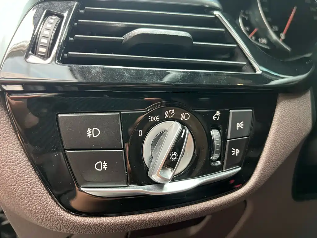 BMW 5 Series 2018 — фото 18