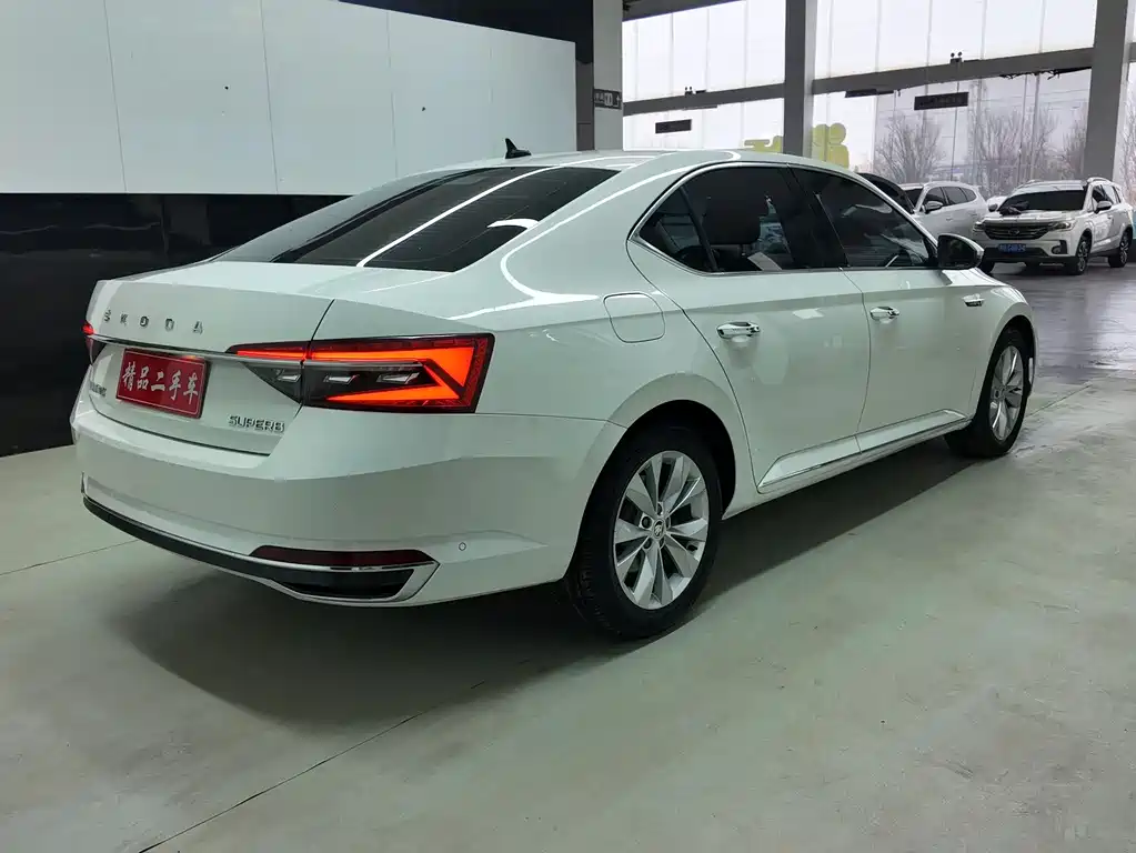 Skoda Superb 2022 — фото 10