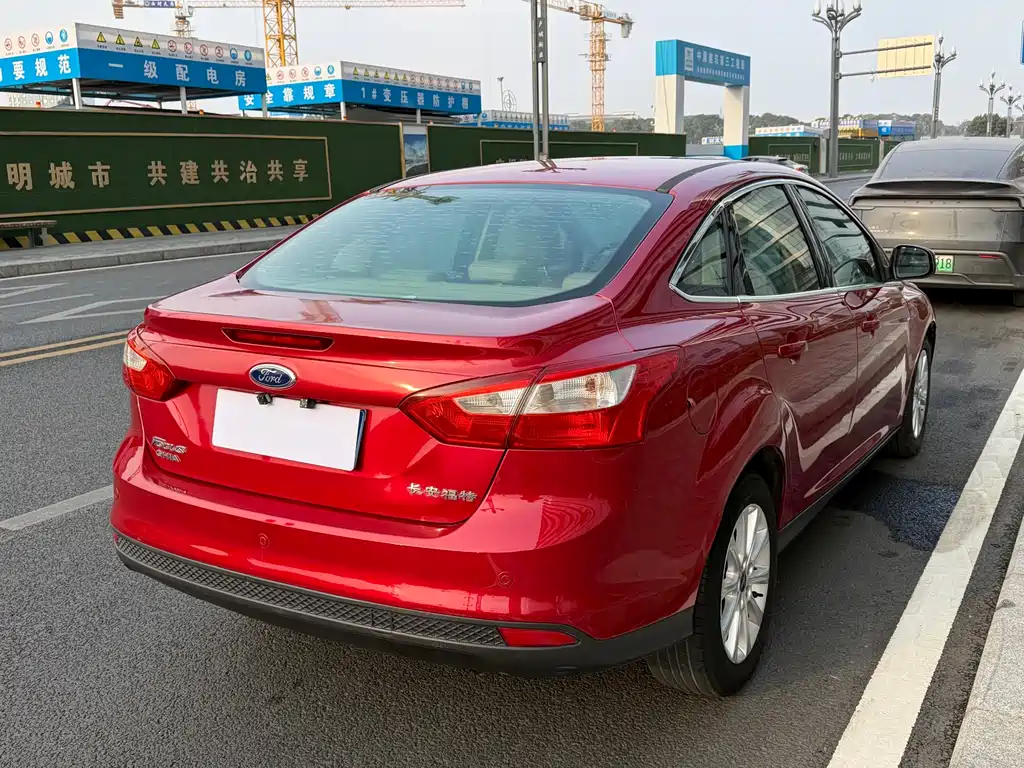 Ford Focus 2012 — фото 14