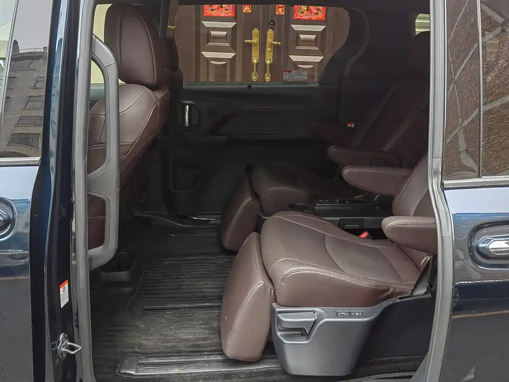 Toyota Granvia 2023 — фото 12