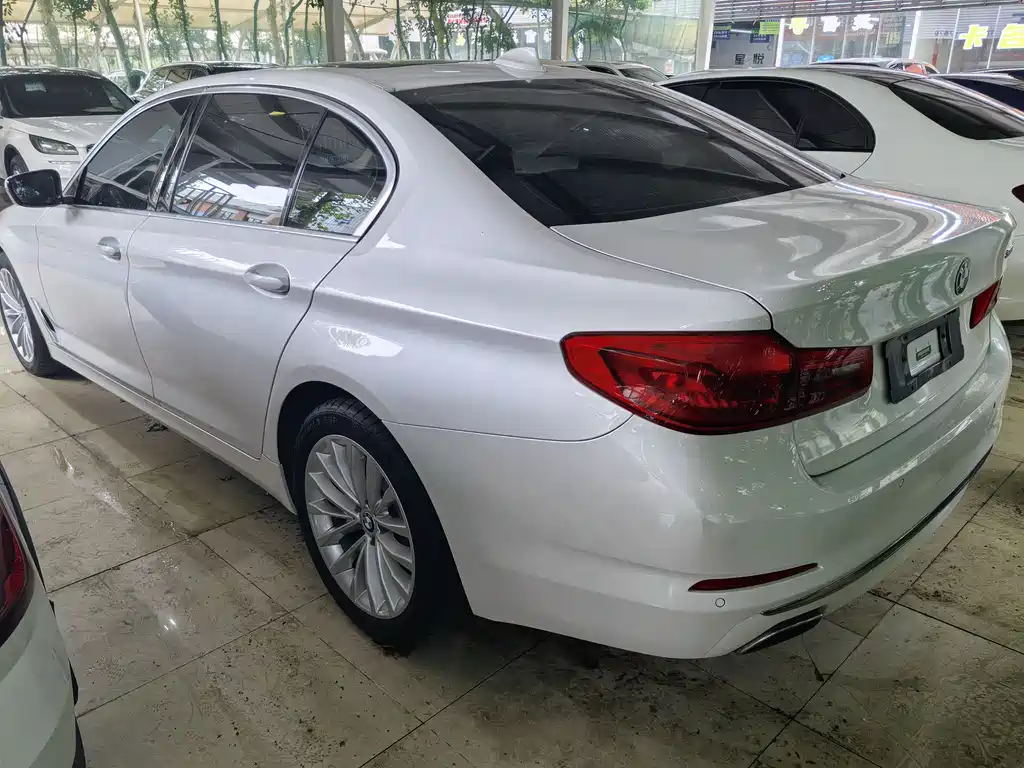 BMW 5 Series 2019 — фото 10