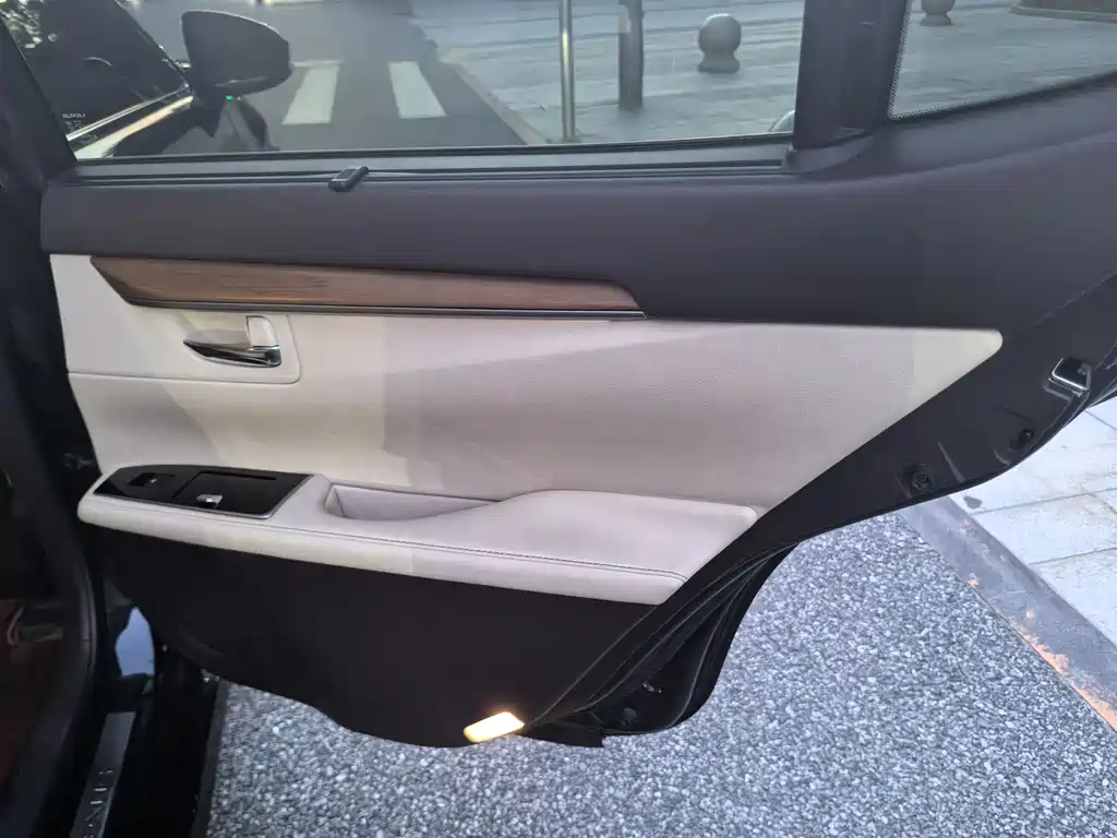Lexus ES 2015 — фото 12