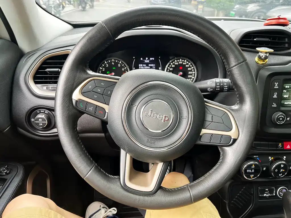 Jeep Renegade 2017 — фото 10