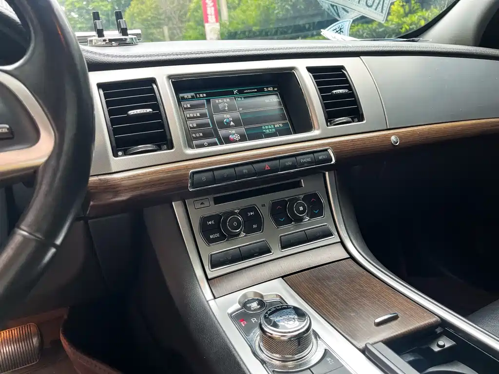 Jaguar XF 2014 — фото 10