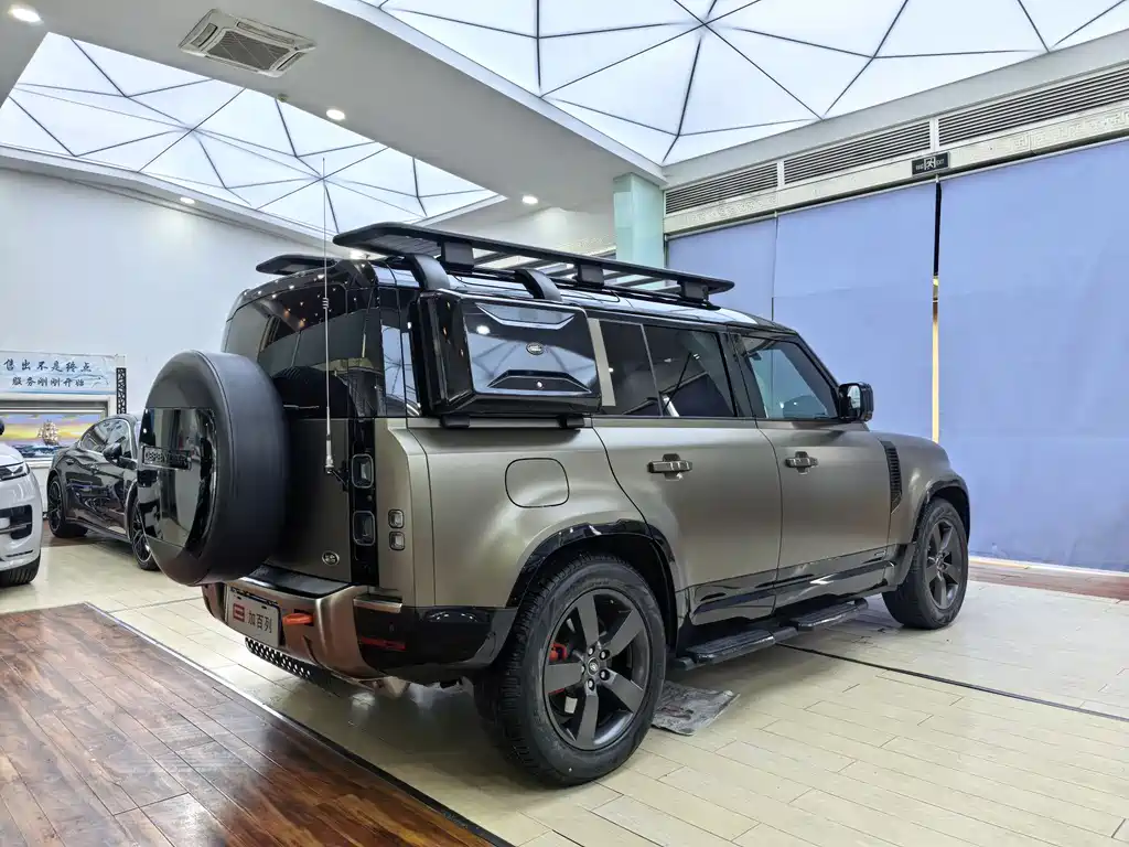 Land Rover Defender 2023 — фото 16