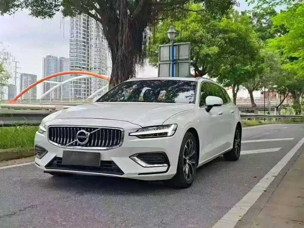 Volvo V60 2021 — фото 1