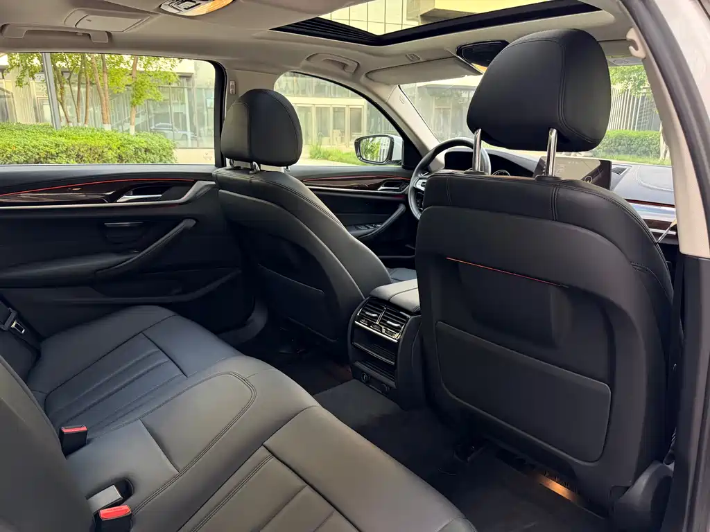 BMW 5 Series 2018 — фото 14