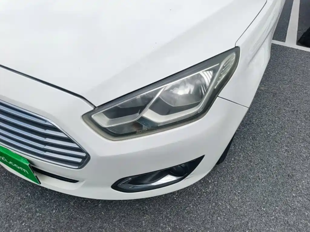 Ford Escort 2015 — фото 24