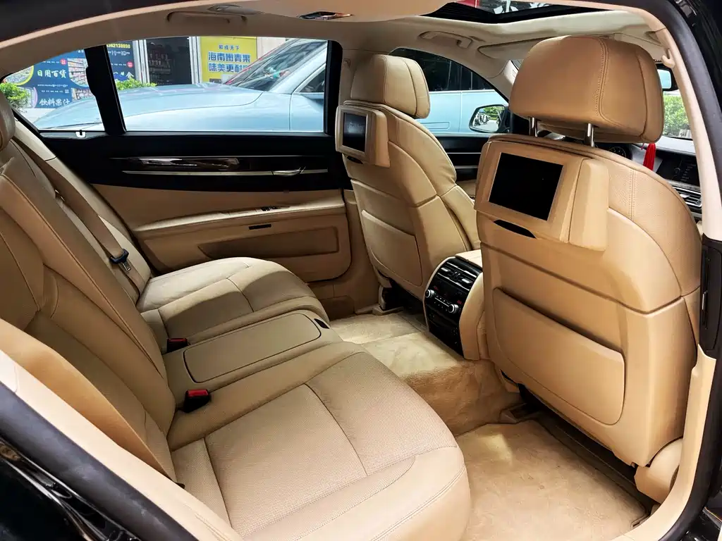 BMW 7 Series 2009 — фото 16