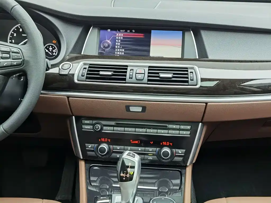BMW 5 Series GT 2017 — фото 12