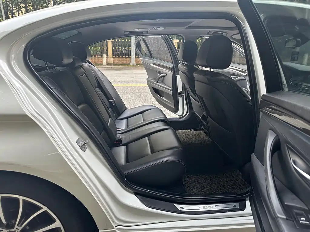 BMW 5 Series 2015 — фото 20