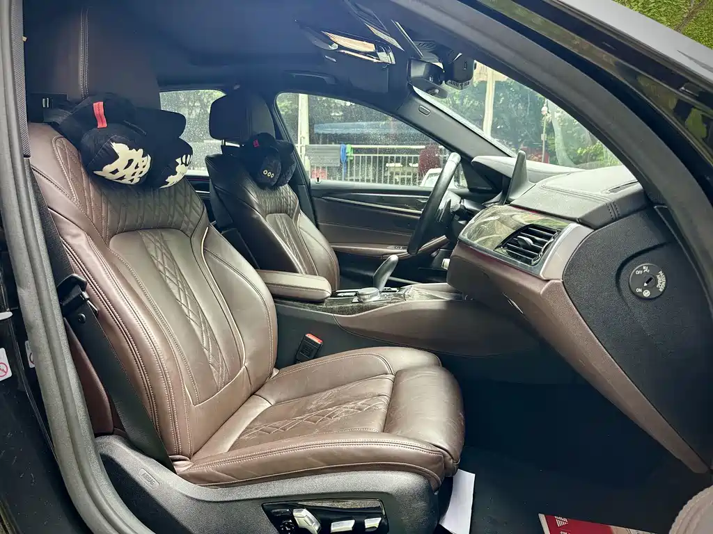 BMW 5 Series 2018 — фото 10