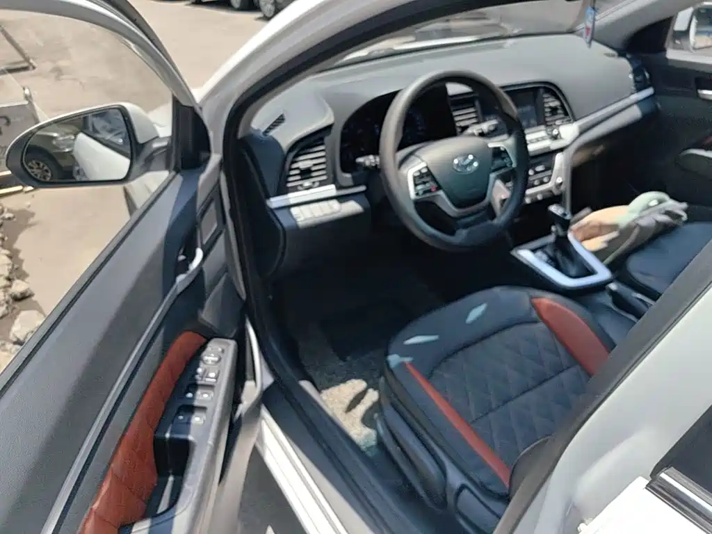 Hyundai Elantra 2017 — фото 16