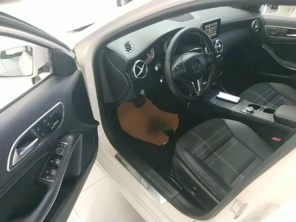 Mercedes-Benz A-Class 2015 — фото 16