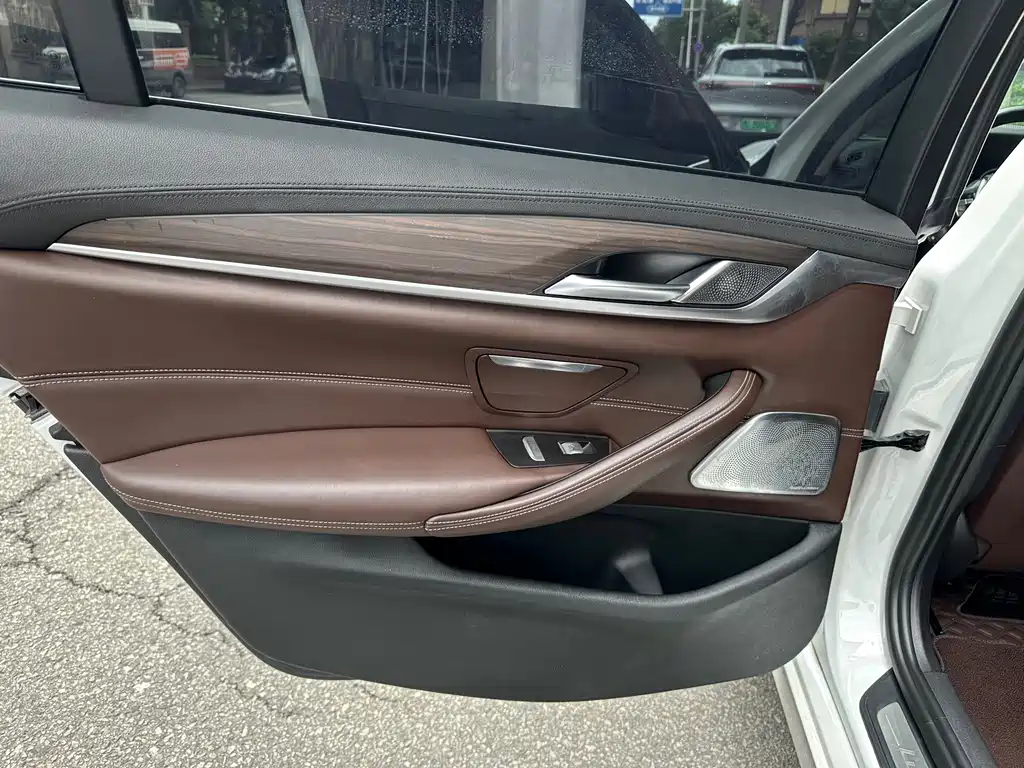 BMW 5 Series 2018 — фото 16