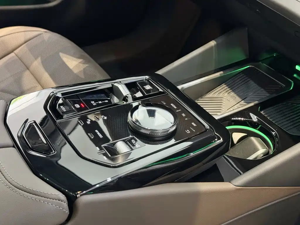 BMW 5 Series 2025 — фото 15