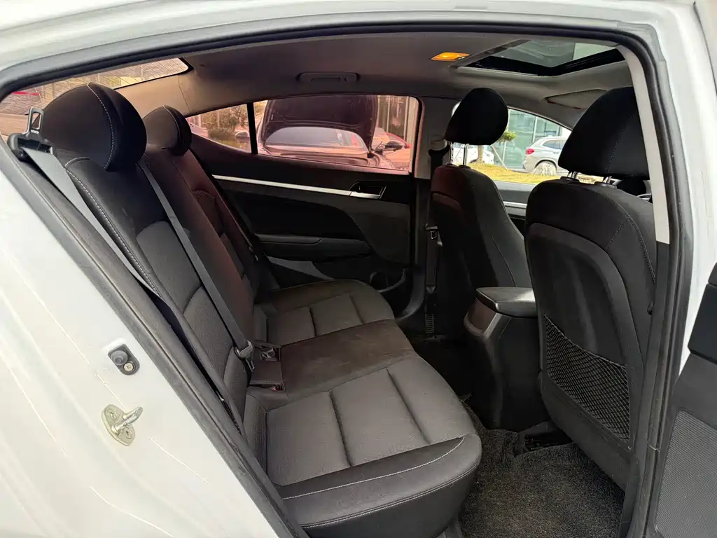 Hyundai Elantra 2018 — фото 15