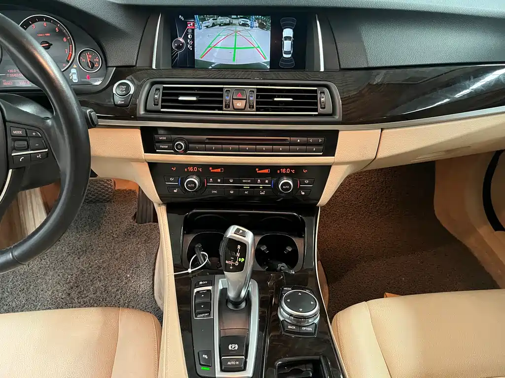 BMW 5 Series 2015 — фото 10