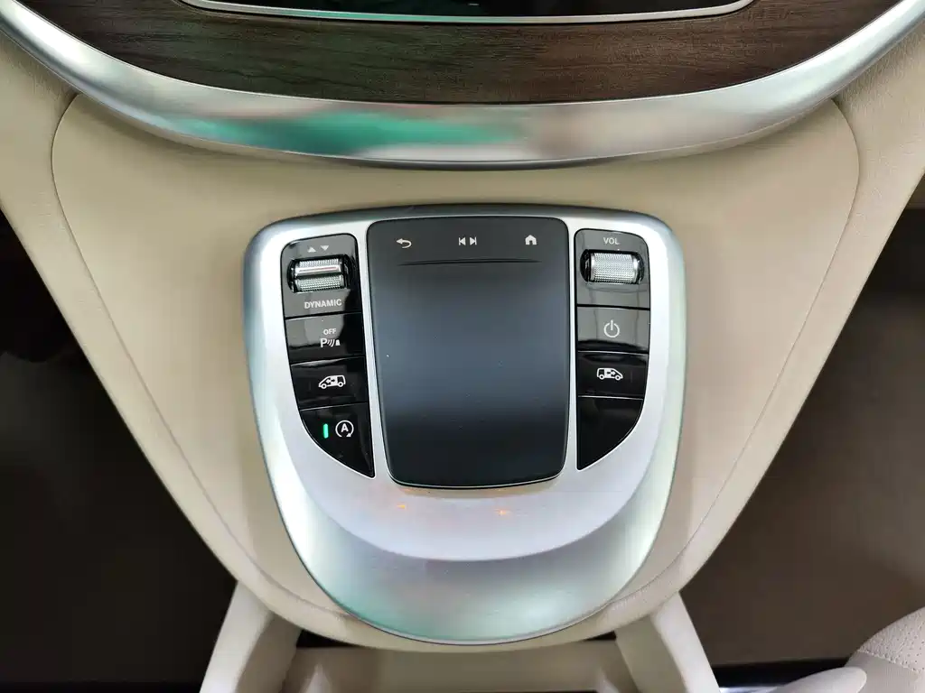 Mercedes-Benz V-Class 2023 — фото 17