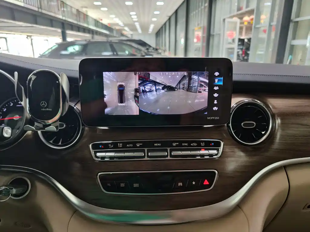 Mercedes-Benz V-Class 2023 — фото 12